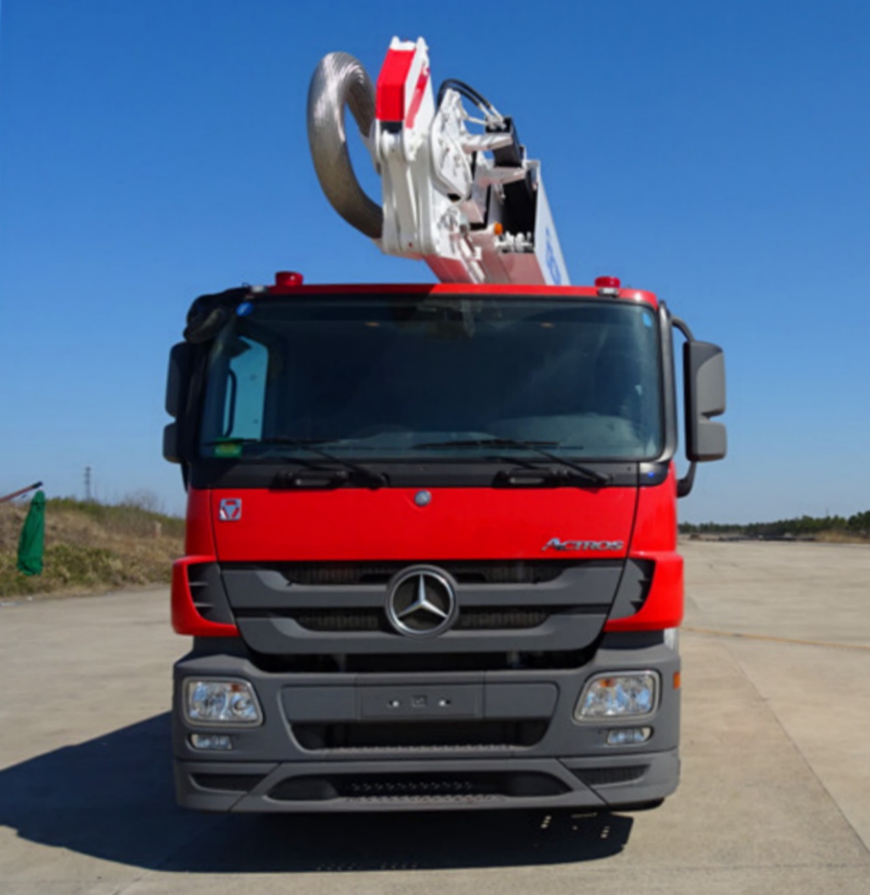 Benz 32M Water Foam Tower Fire Truck (3) Benz 32M Water Foam Tower Fire Truck (3)
