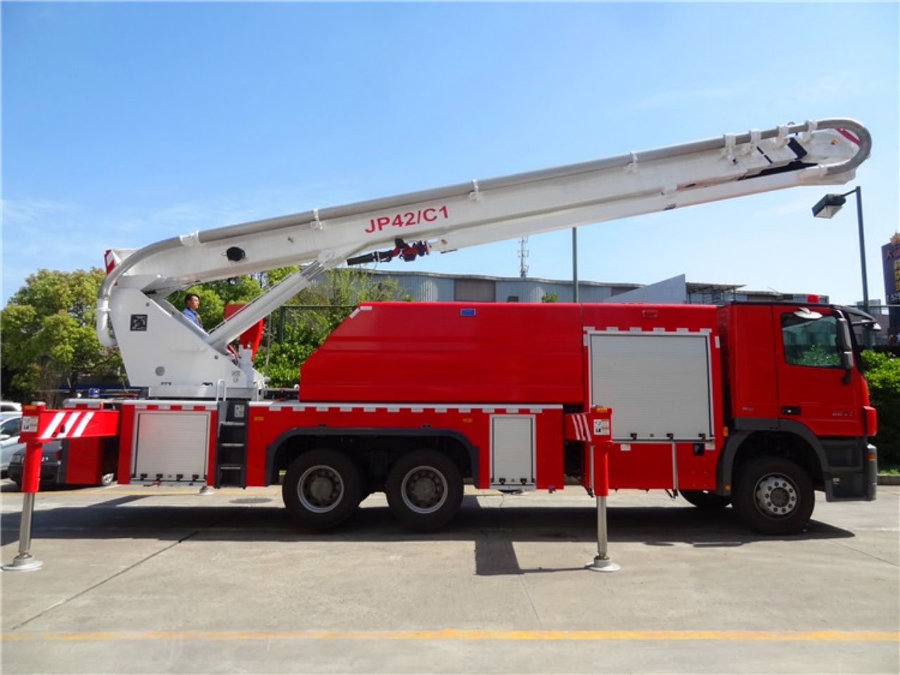 Benz 42M Water Foam Tower Fire Truck (4)