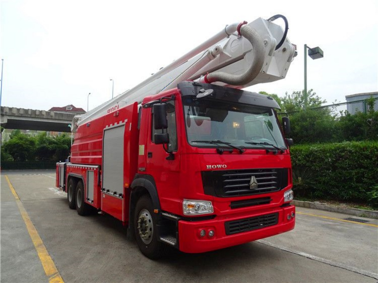 HOWO 32M Water Foam Tower Fire Truck (2)