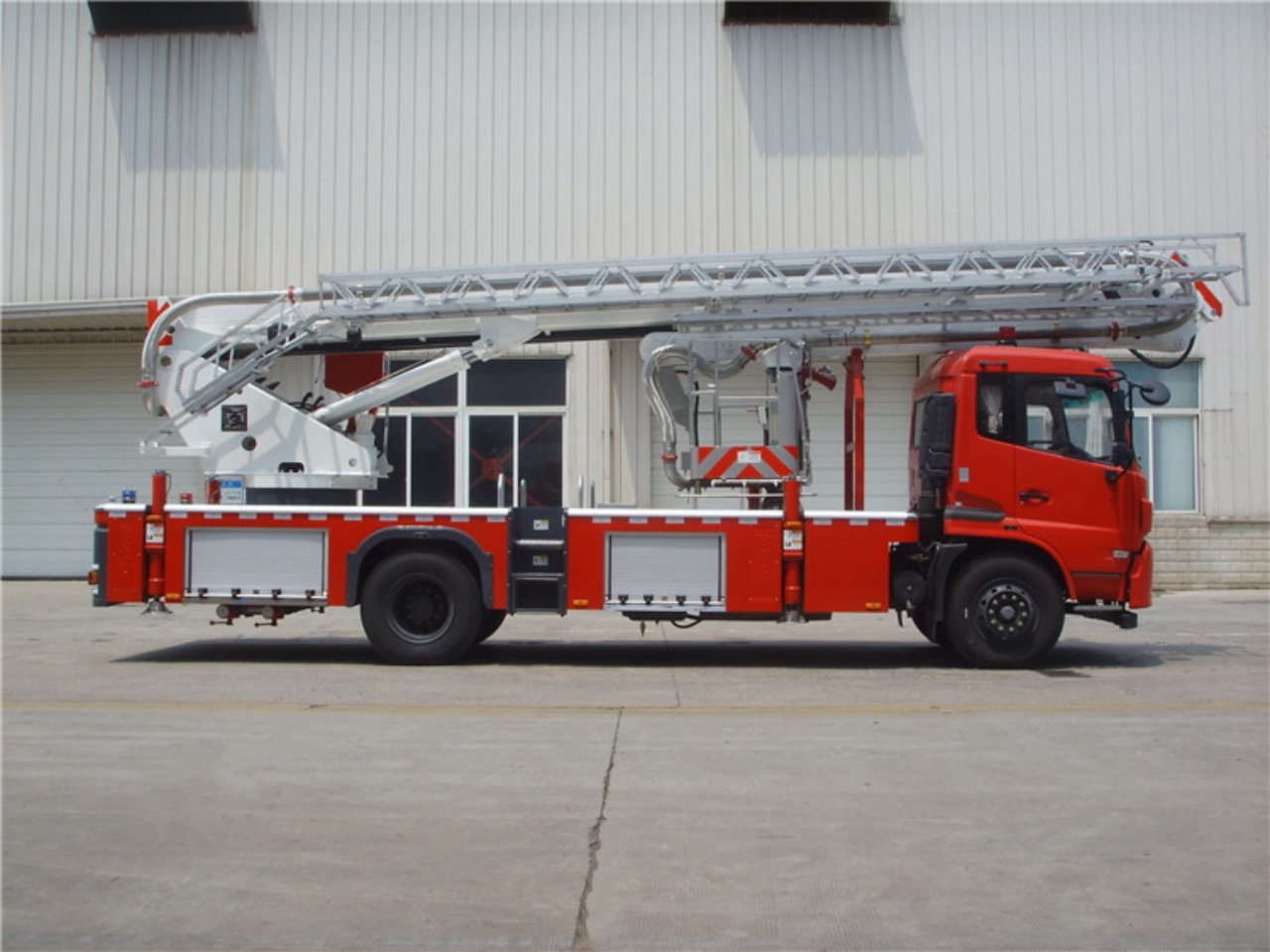 22M Aerial Ladder Fire Engine (5)