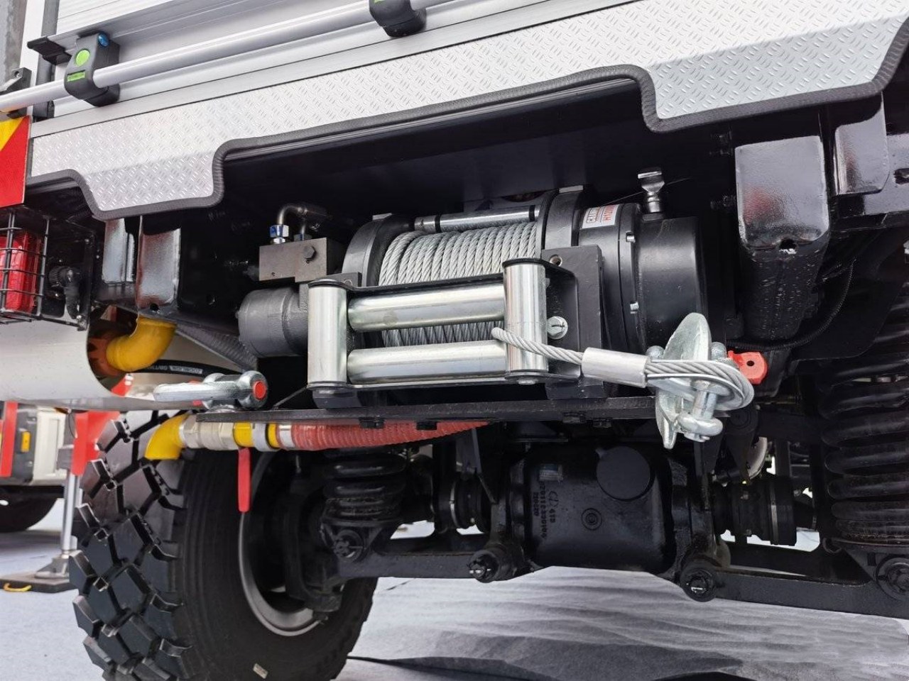 0.8Meter Wading Depth In-Depth Overview of the SHACMAN Wildland Fire Truck (10)