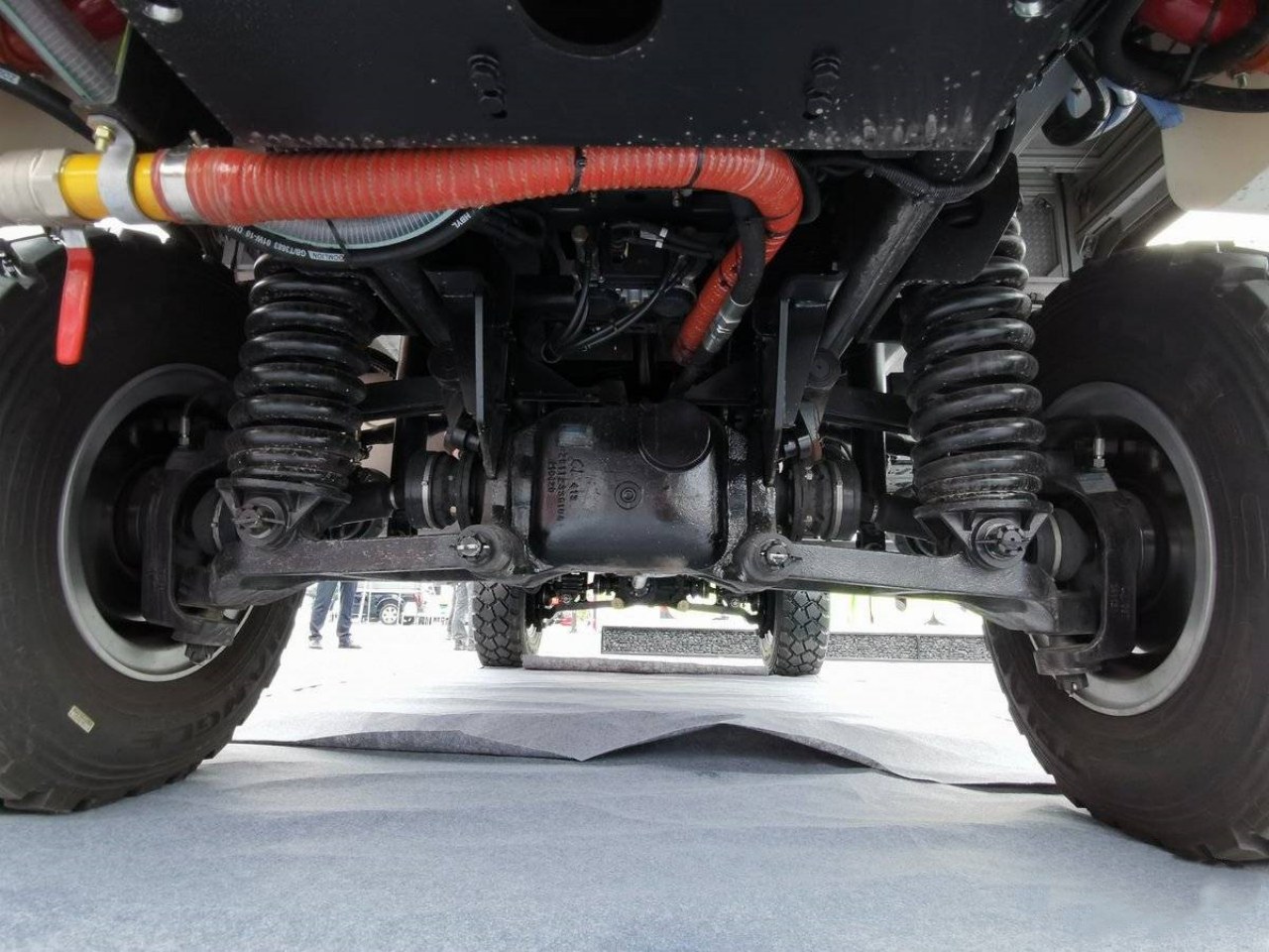 0.8Meter Wading Depth In-Depth Overview of the SHACMAN Wildland Fire Truck (11)