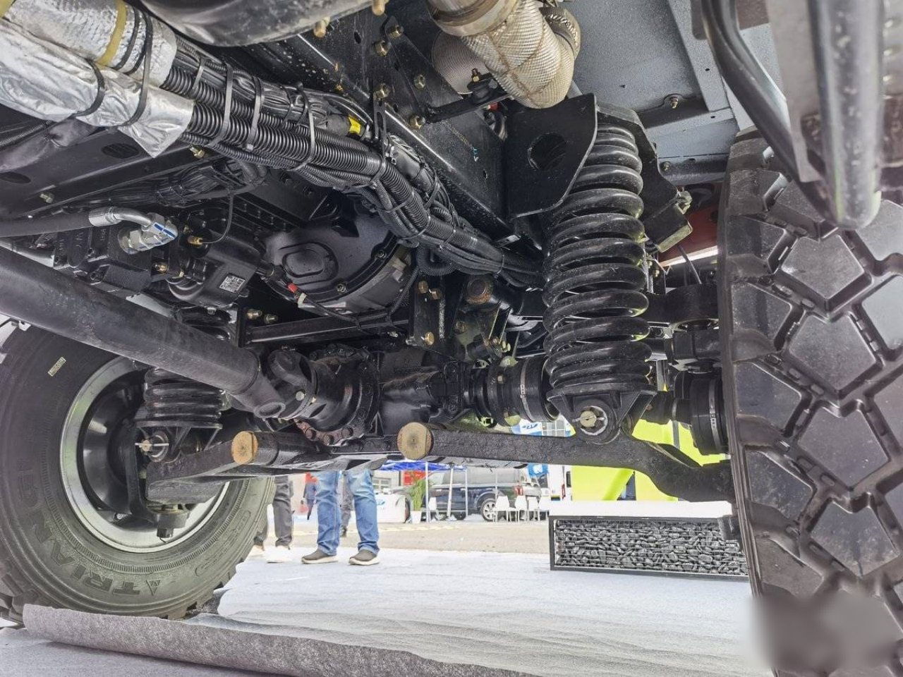 0.8Meter Wading Depth In-Depth Overview of the SHACMAN Wildland Fire Truck (4)