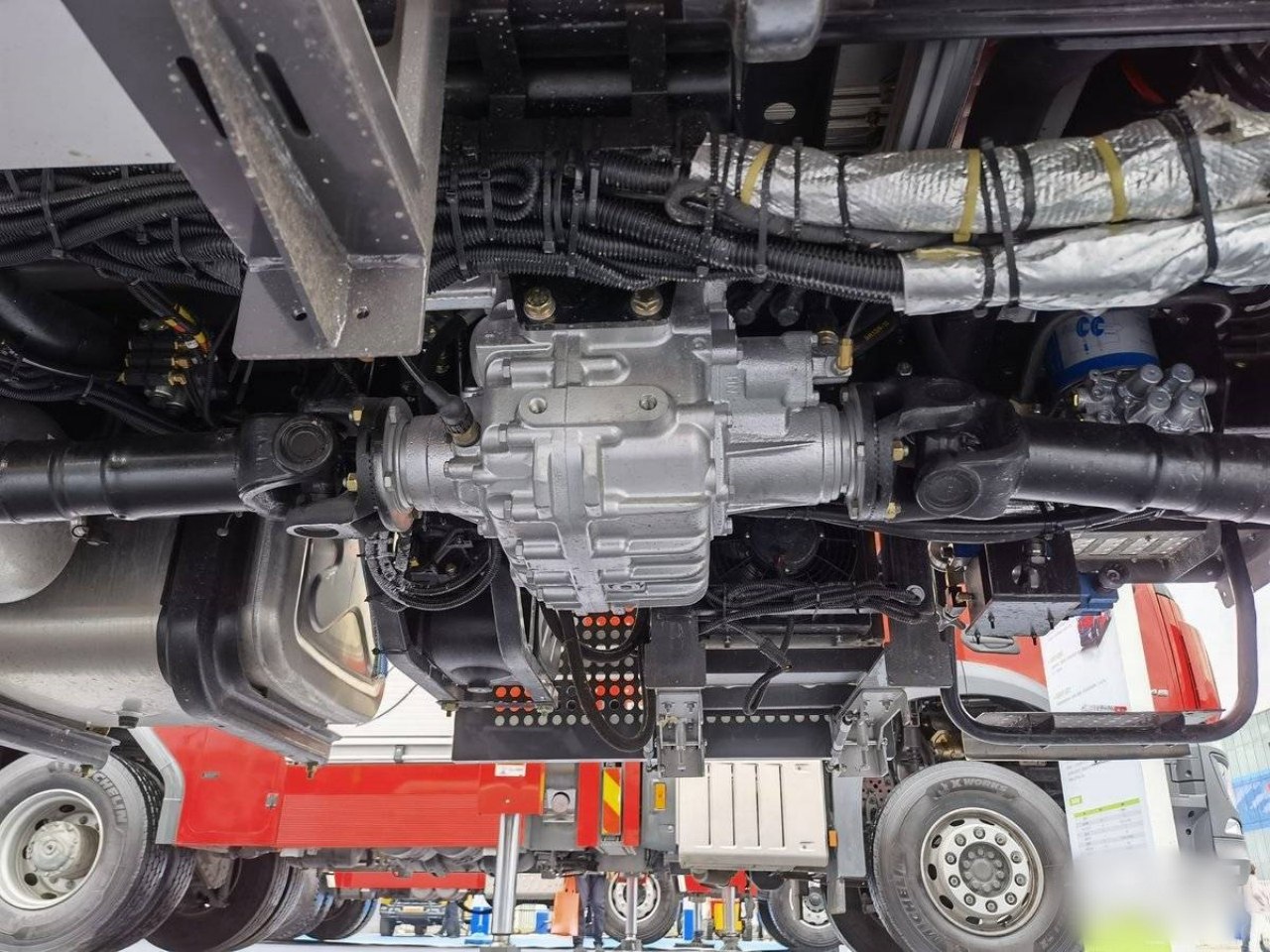 0.8Meter Wading Depth In-Depth Overview of the SHACMAN Wildland Fire Truck (5)