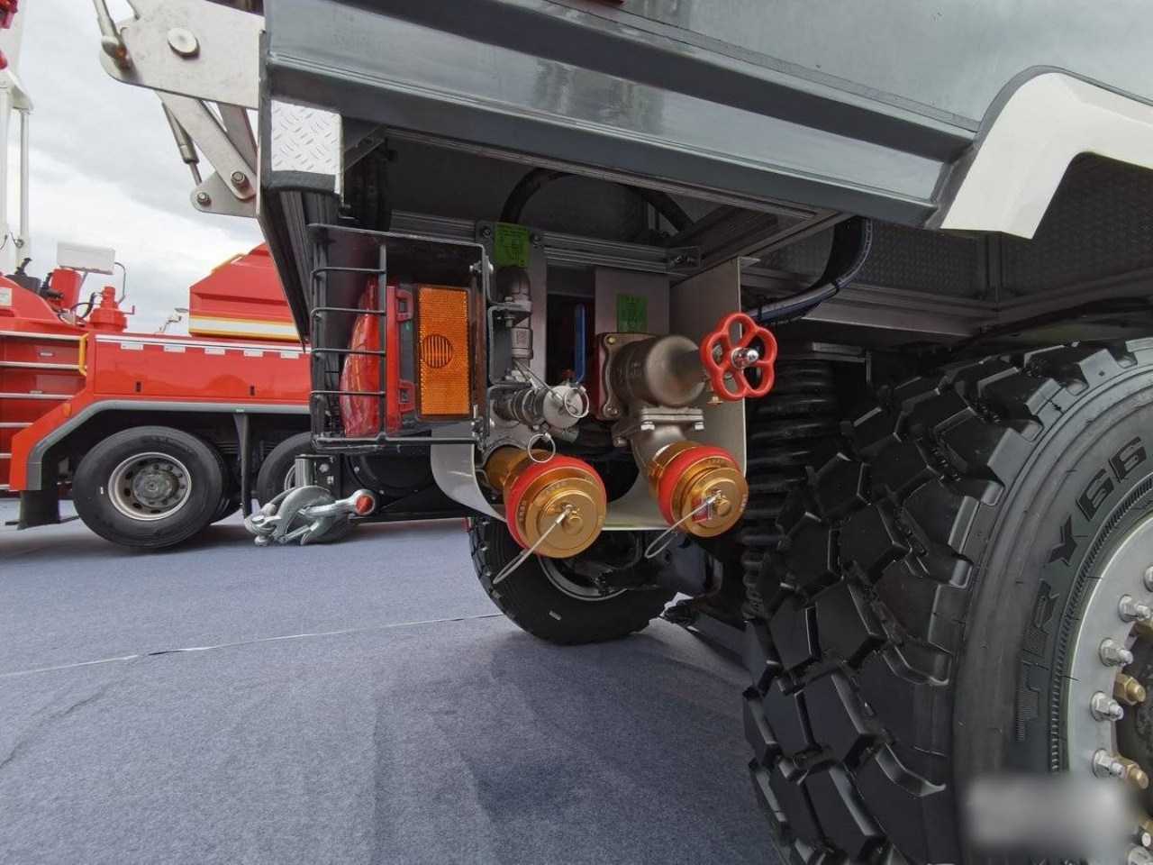 0.8Meter Wading Depth In-Depth Overview of the SHACMAN Wildland Fire Truck (8)