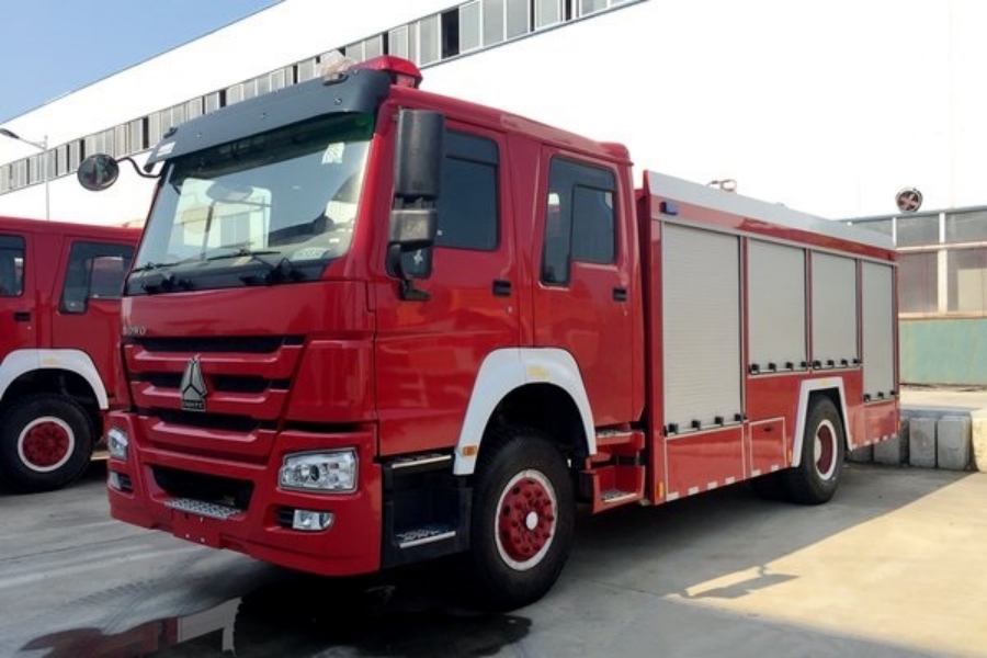 280-Horsepower 10-Liter Engine — HOWO 8-ton Single-Axle Water Tank Fire Truck!