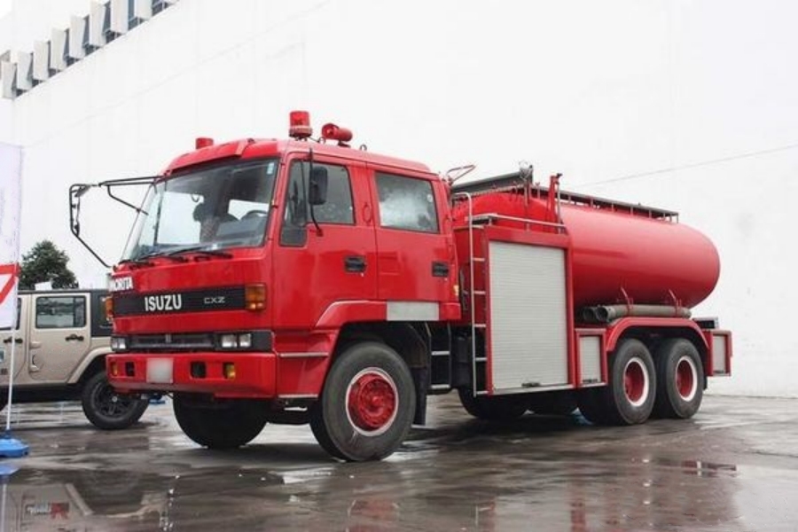 A Legacy of Its Era — ISUZU CXZ Morita Water Tank Fire Truck (3)
