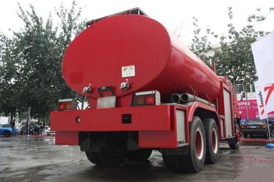 A Legacy of Its Era — ISUZU CXZ Morita Water Tank Fire Truck (6)