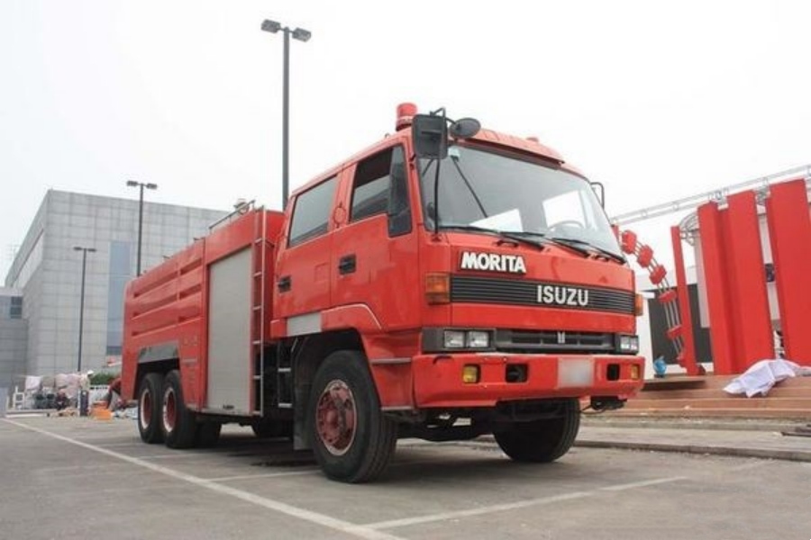 A Legacy of Its Era — ISUZU CXZ Morita Water Tank Fire Truck (8)