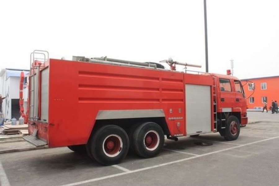 A Legacy of Its Era — ISUZU CXZ Morita Water Tank Fire Truck (9)