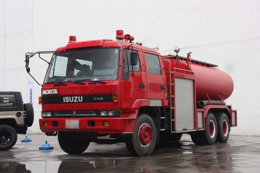 A Legacy of Its Era — ISUZU CXZ Morita Water Tank Fire Truck