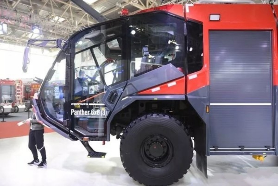 Get up Close with the Rosenbauer Panther Airport Fire Truck (7)