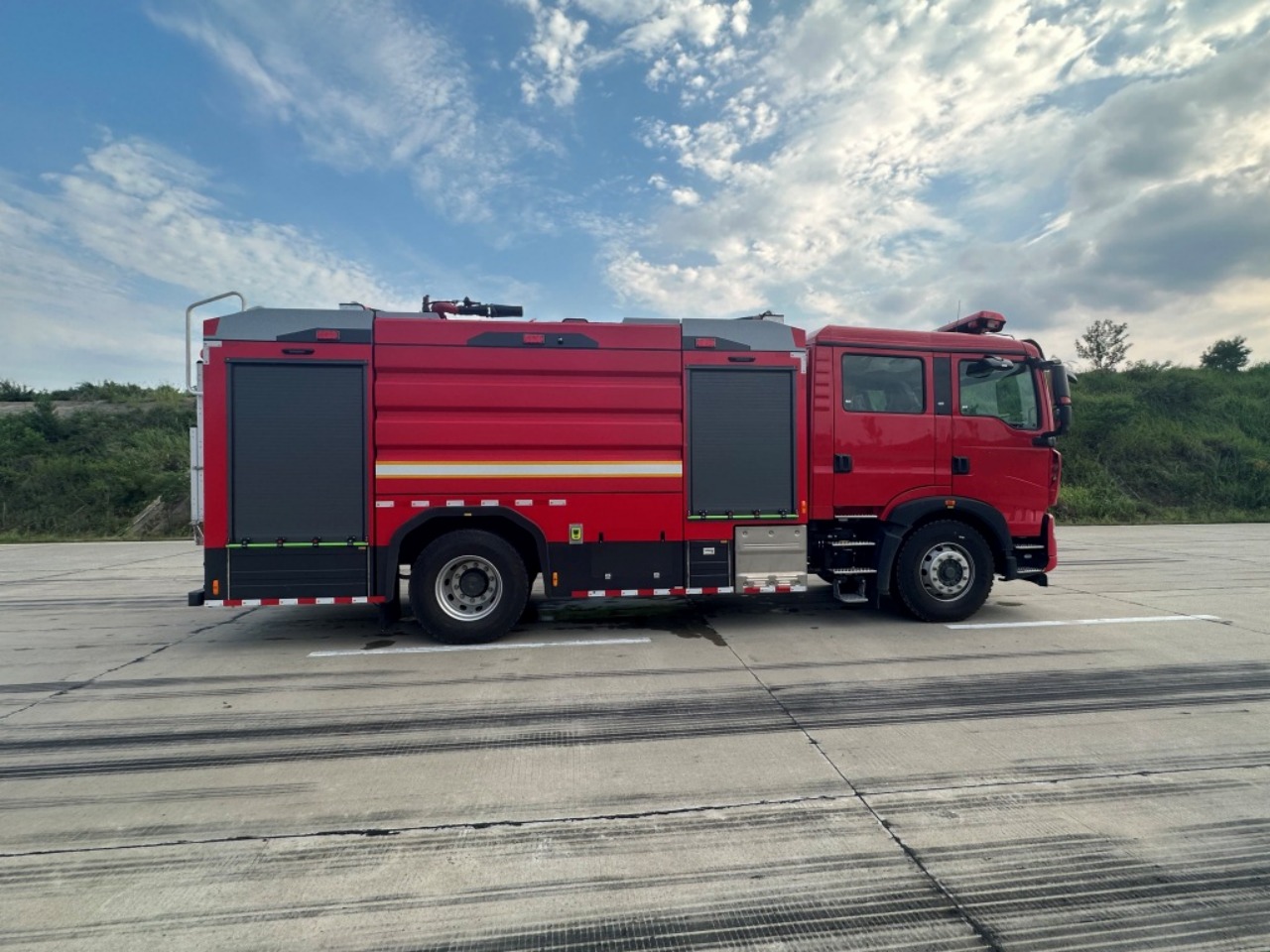 HOWO 10000 Liters Water Foam Fire Engine (4)