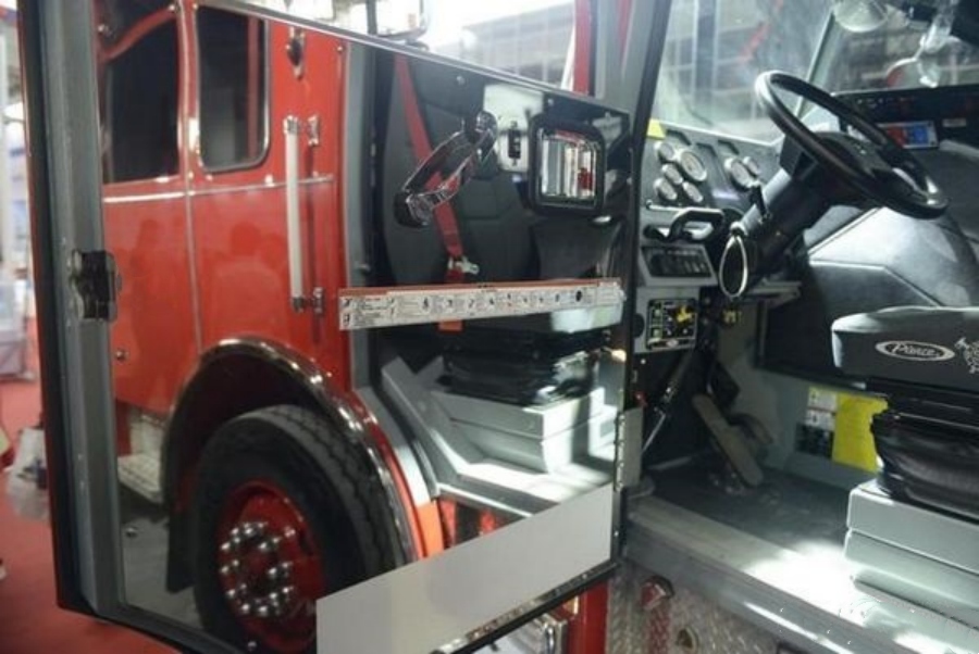 Powered by 550-Horsepower Engine The 4x2 Oshkosh Arrow XT Fire Truck! (12)