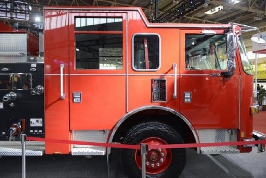 Powered by 550-Horsepower Engine The 4x2 Oshkosh Arrow XT Fire Truck! (6)