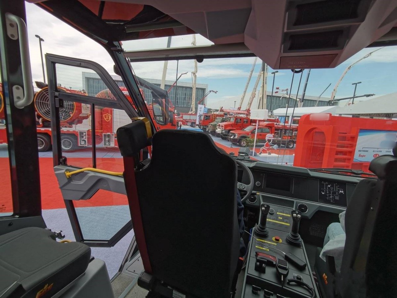 Powered by 770 Horsepower Engine Exploring the Ziegler 4x4 Airport Fire Truck (6)