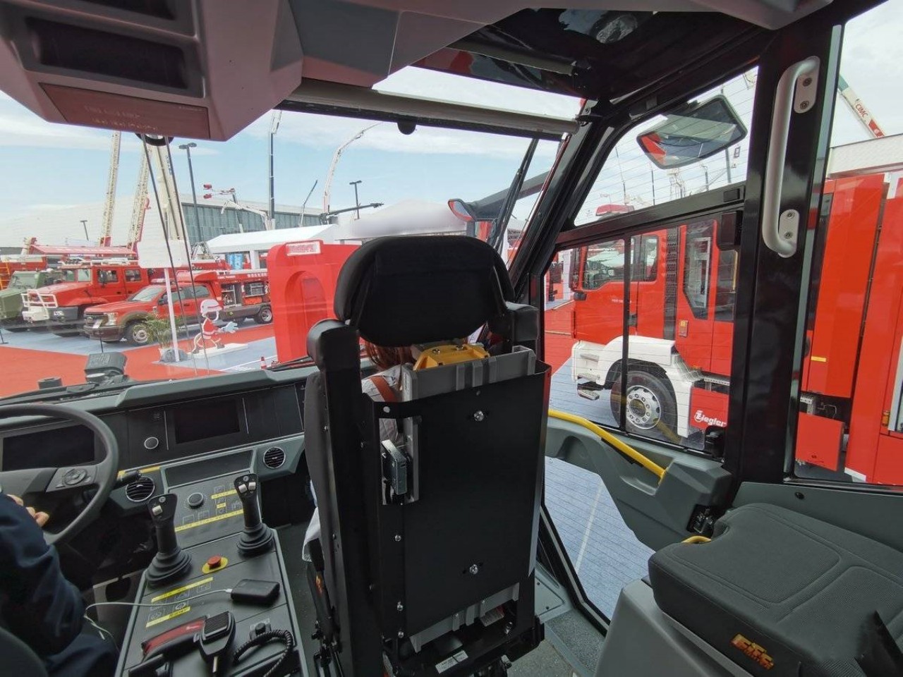 Powered by 770 Horsepower Engine Exploring the Ziegler 4x4 Airport Fire Truck (7)