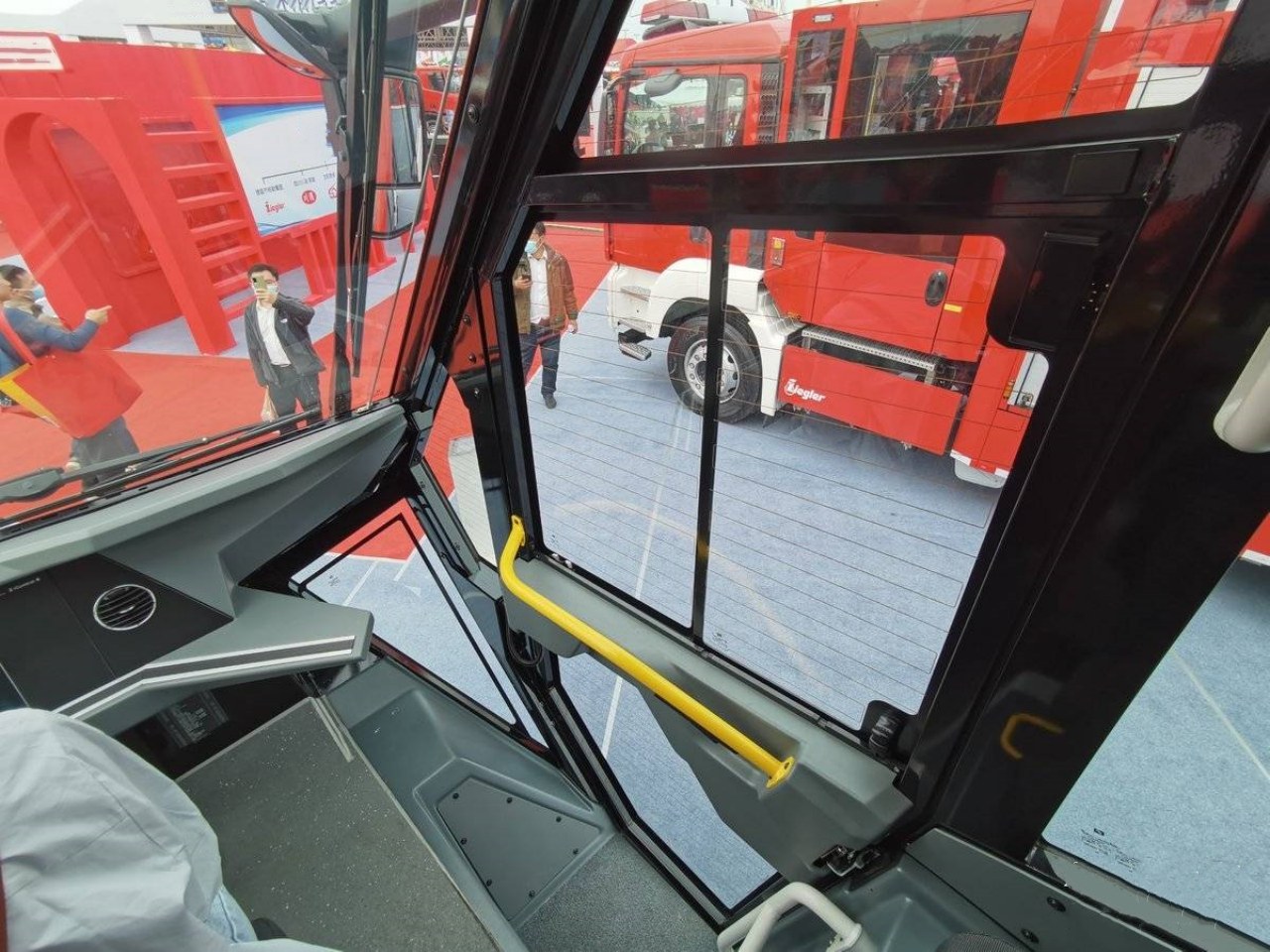 Powered by 770 Horsepower Engine Exploring the Ziegler 4x4 Airport Fire Truck (9)