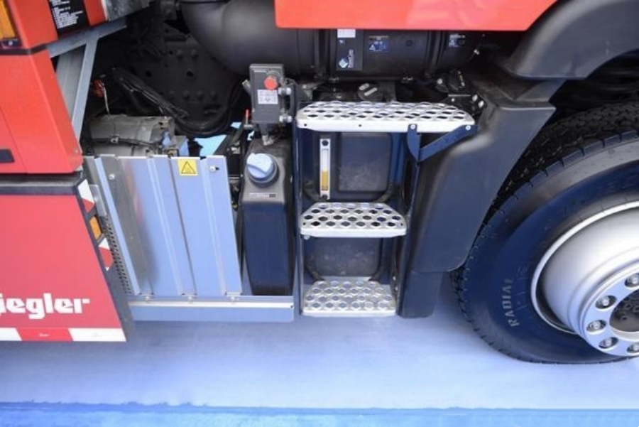 3000L Unimog U423 4WD Road-Rail Dual-Use Water Foam Fire Truck — Versatile and Multi-functional! (12)