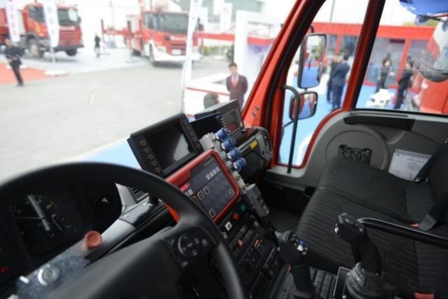 3000L Unimog U423 4WD Road-Rail Dual-Use Water Foam Fire Truck — Versatile and Multi-functional! (14)
