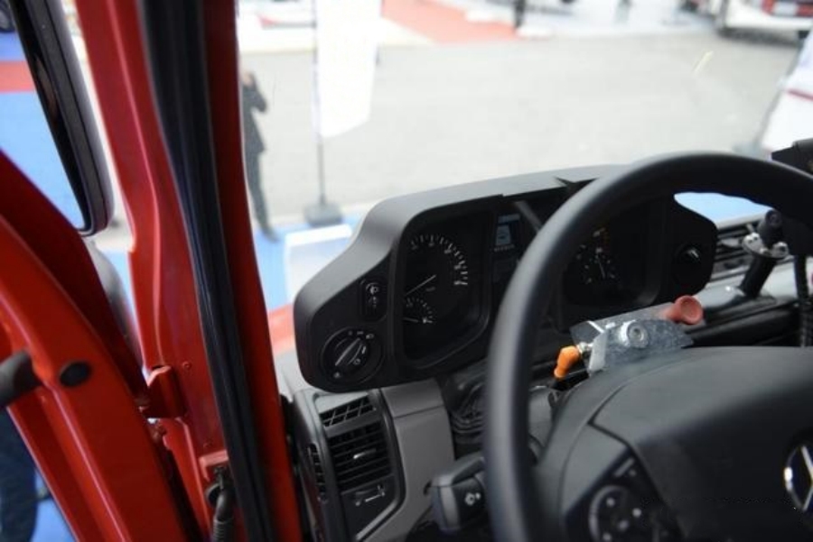 3000L Unimog U423 4WD Road-Rail Dual-Use Water Foam Fire Truck — Versatile and Multi-functional! (15)
