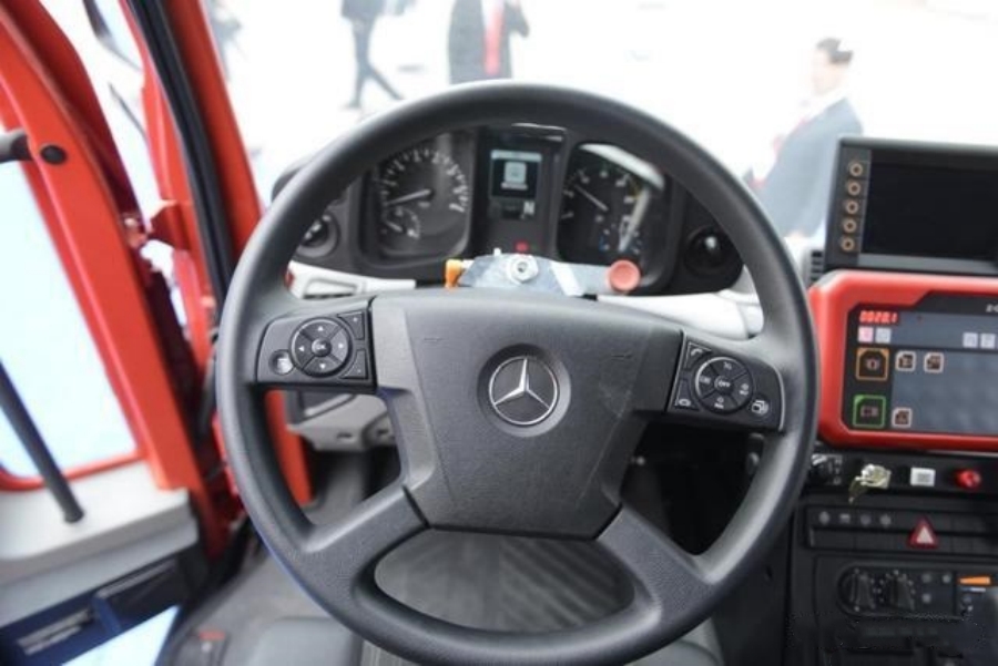 3000L Unimog U423 4WD Road-Rail Dual-Use Water Foam Fire Truck — Versatile and Multi-functional! (16)