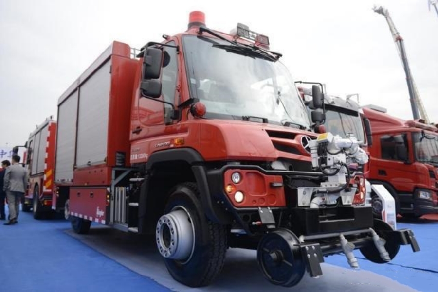 3000L Unimog U423 4WD Road-Rail Dual-Use Water Foam Fire Truck — Versatile and Multi-functional!