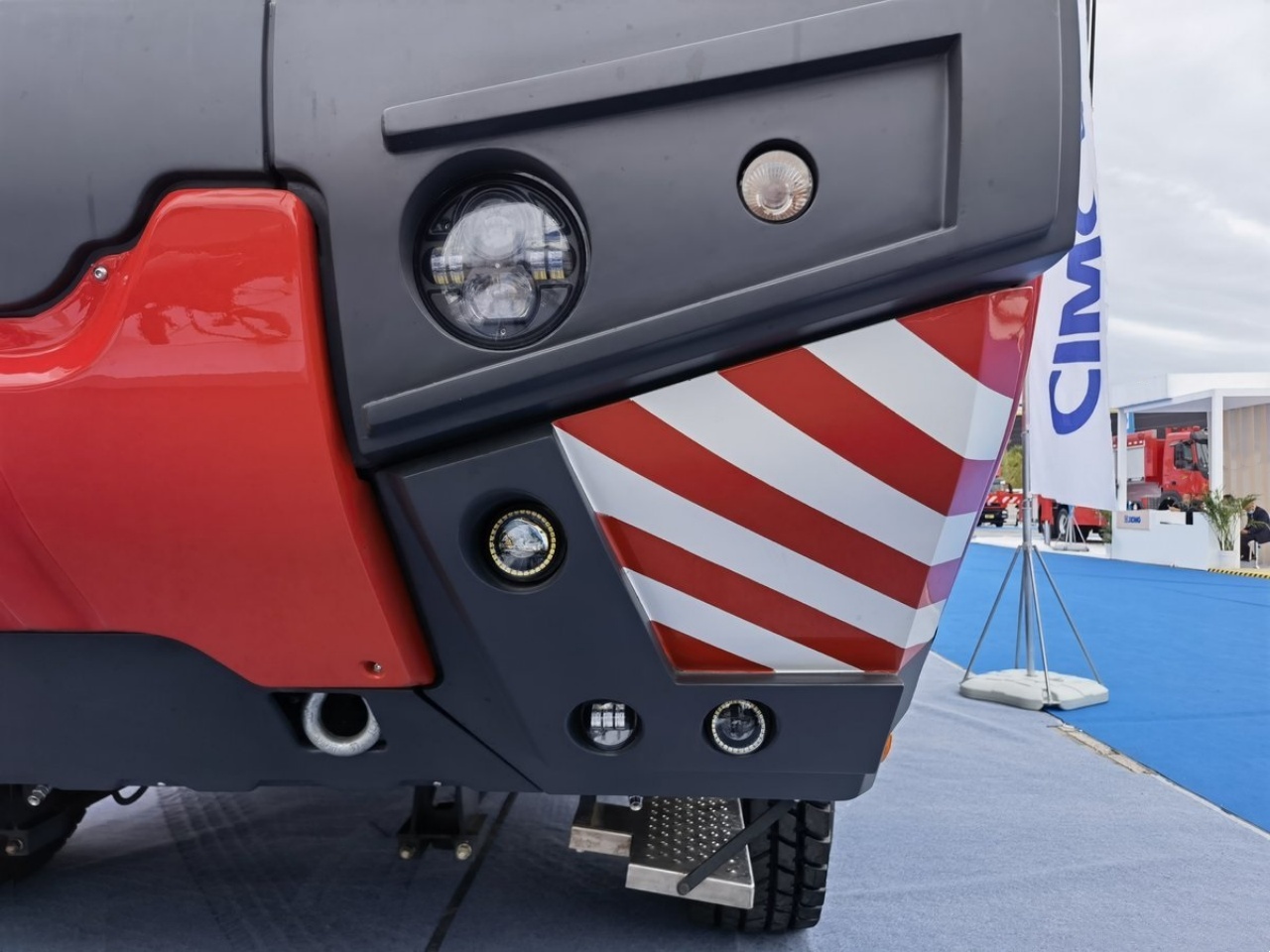 6x6 Electric Airport Fire Truck — Powerful and Luxurious! (3)