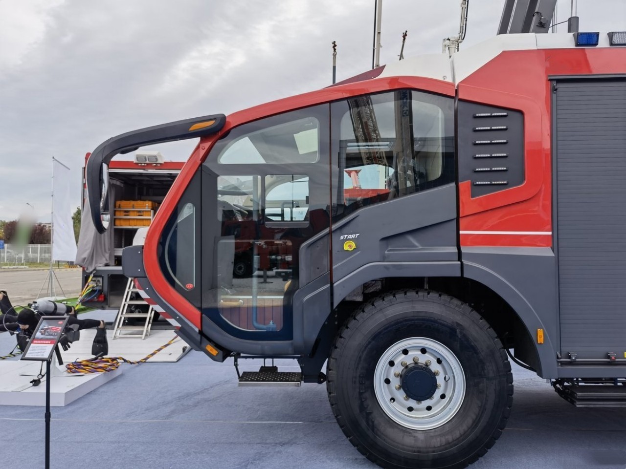 6x6 Electric Airport Fire Truck — Powerful and Luxurious! (5)
