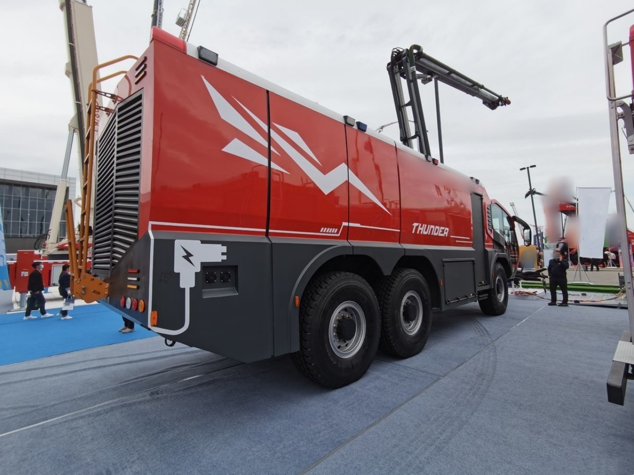 6x6 Electric Airport Fire Truck — Powerful and Luxurious! (8)