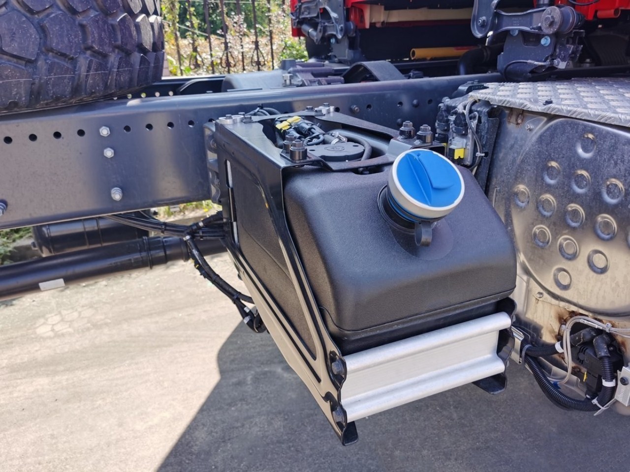 Illustrated Guide 500HP 6x6 Scania XT Airport Fire Truck Chassis (11)