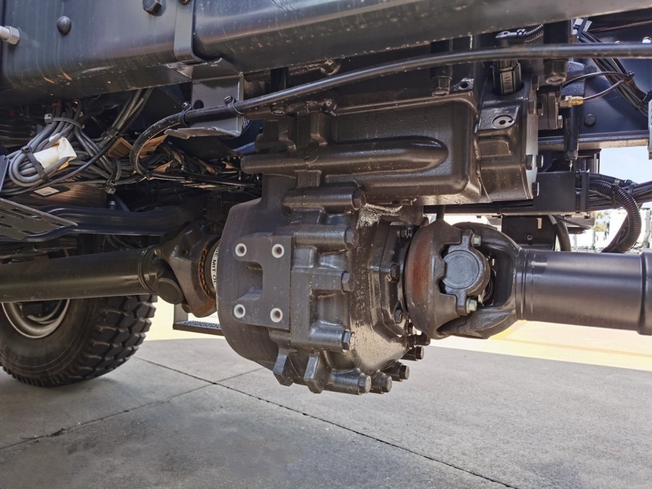 Illustrated Guide 500HP 6x6 Scania XT Airport Fire Truck Chassis (13)