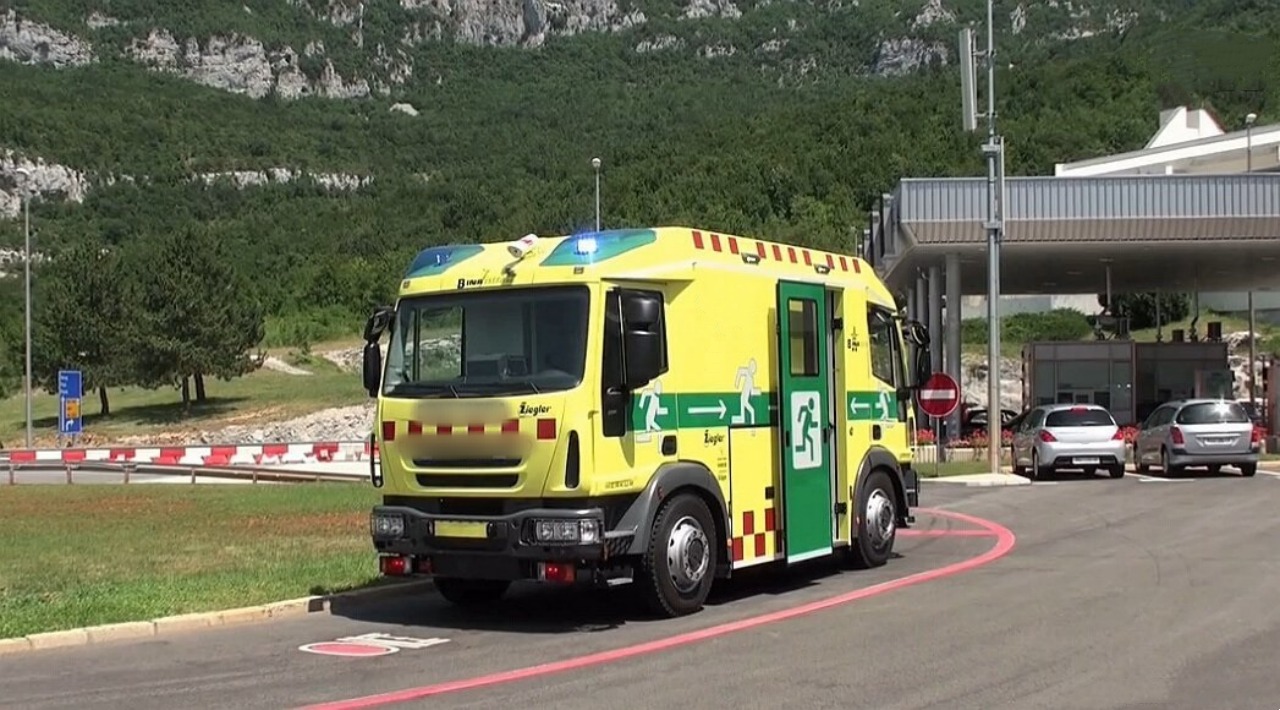 Motor-driven Ziegler 4x4 Two-Cabin Tunnel Fire Rescue Truck — Accommodates up to 14 People! (2)