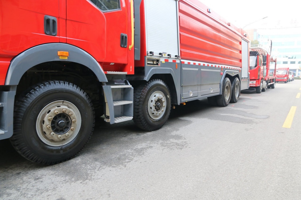 Practical and Powerful, 420HP FAW J6P 8X4 Crew Cab Foam Fire Truck (2)