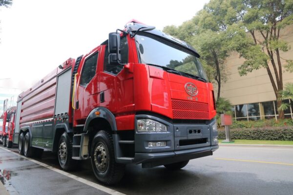 Practical and Powerful, 420HP FAW J6P 8X4 Crew Cab Foam Fire Truck (3)