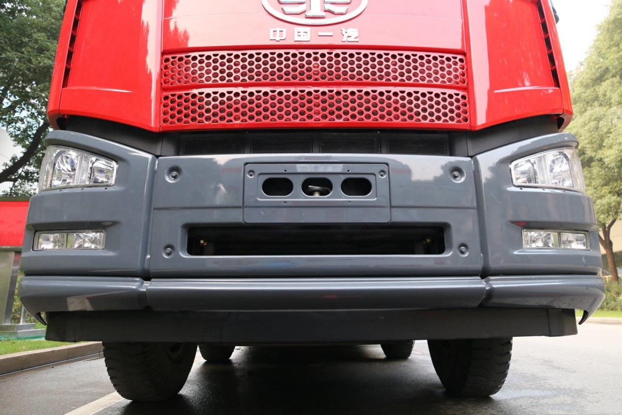 Practical and Powerful, 420HP FAW J6P 8X4 Crew Cab Foam Fire Truck (4)