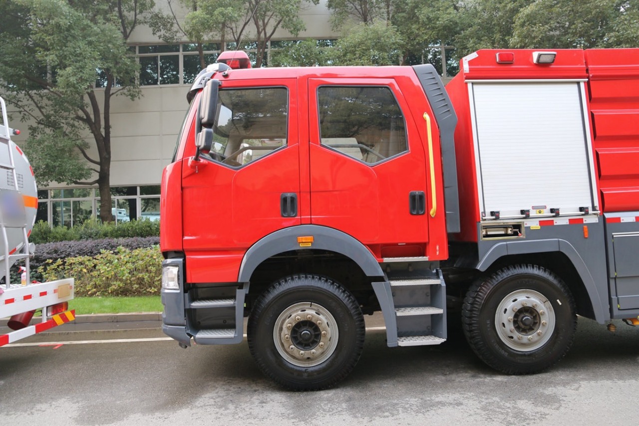 Practical and Powerful, 420HP FAW J6P 8X4 Crew Cab Foam Fire Truck (5)