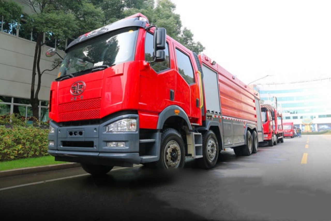 Practical and Powerful, 420HP FAW J6P 8X4 Crew Cab Foam Fire Truck