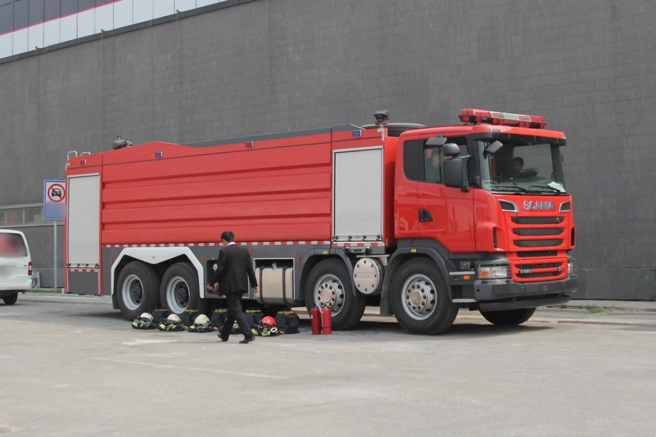 SCANIA R620 8x4 620-horsepower Fire Truck — as Fast as a Sports Car! (2)