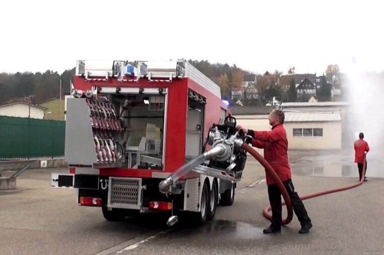 The World's Smallest 3-axle Fire Truck — the 5.97m Ziegler Water Tank Fire Truck (3)