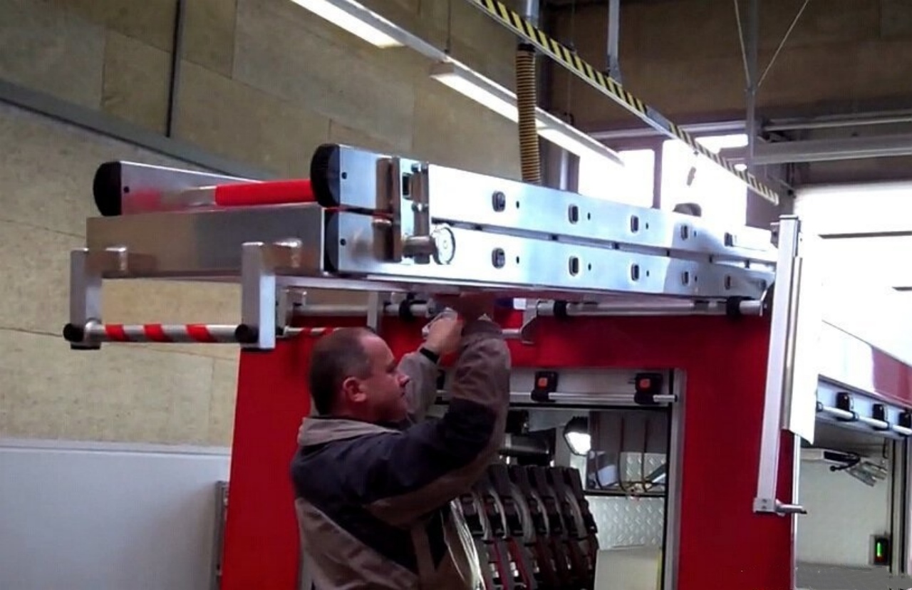 The World's Smallest 3-axle Fire Truck — the 5.97m Ziegler Water Tank Fire Truck (4)