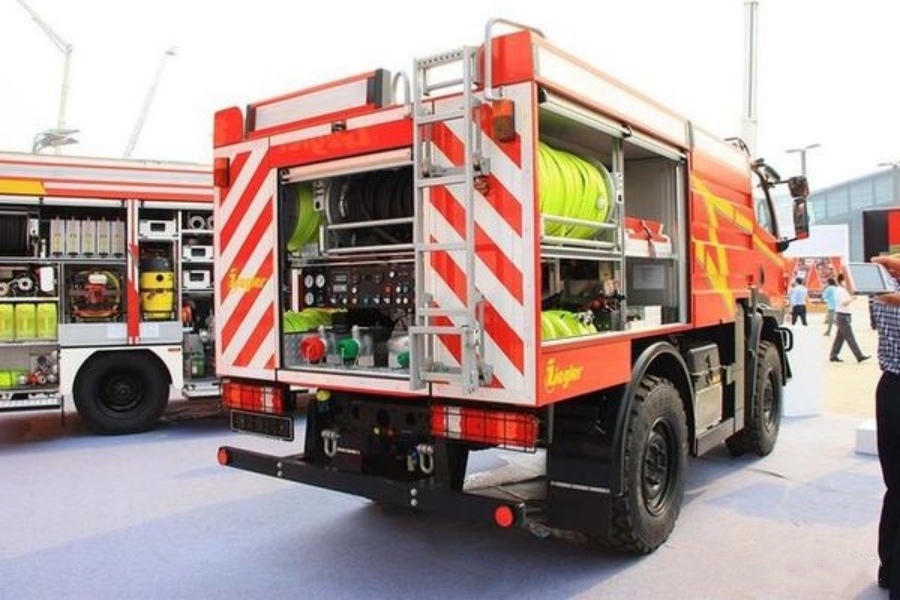 Unimog U20 Small Fire Truck — The Urban Elf! (7)