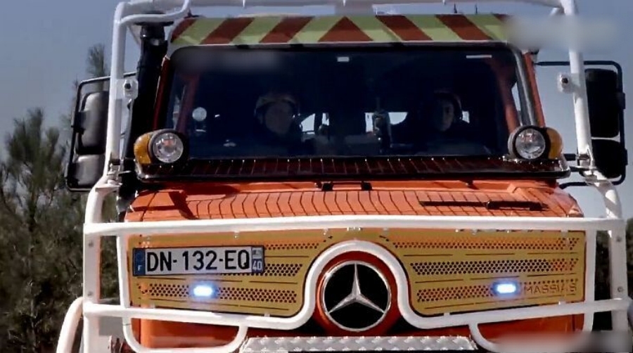 Unimog U5023 Fire Truck – Traversing Mountains and Rivers for Emergency Rescue (2)