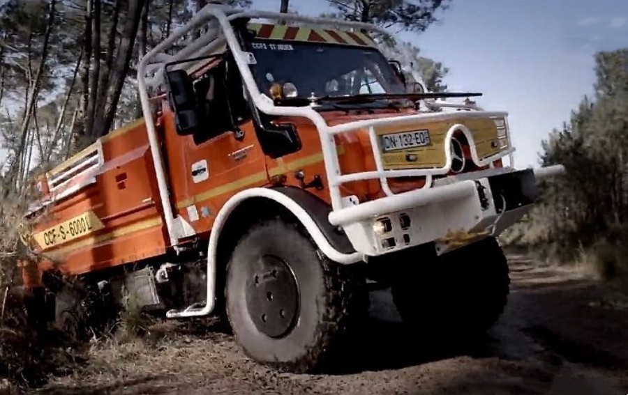 Unimog U5023 Fire Truck – Traversing Mountains and Rivers for Emergency Rescue (3)