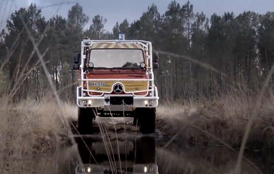 Unimog U5023 Fire Truck – Traversing Mountains and Rivers for Emergency Rescue (4)