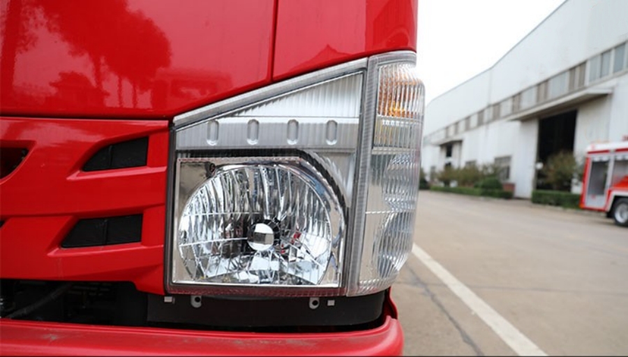 Appearance and Chassis Review of the ISUZU Double-Row EURO VI Foam Fire Truck (4)