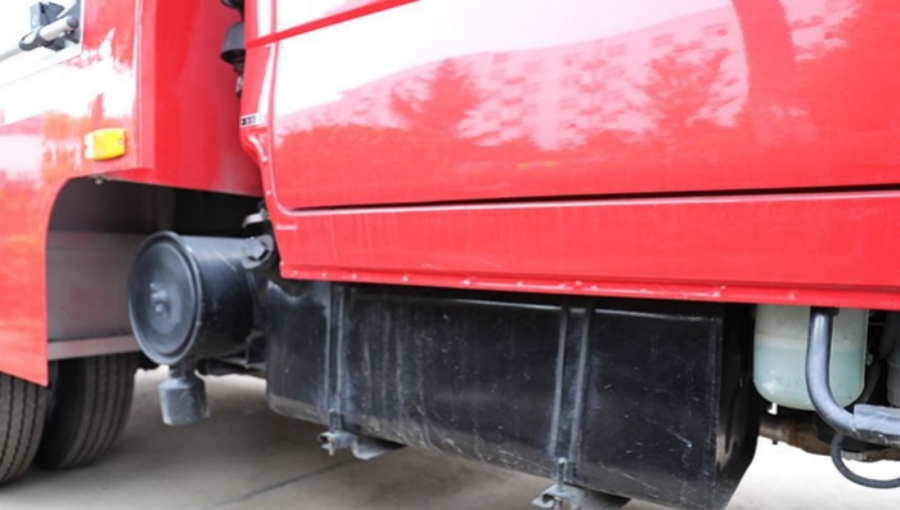 Appearance and Chassis Review of the ISUZU Double-Row EURO VI Foam Fire Truck (7)