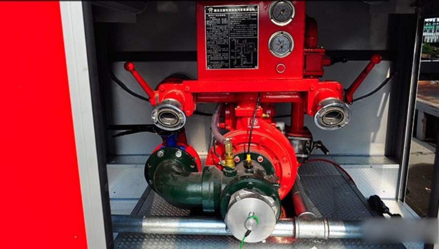 Dongfeng Duolika D6 Single-Axle Water Tanker Fire Truck – A Firefighting Expert! (2)