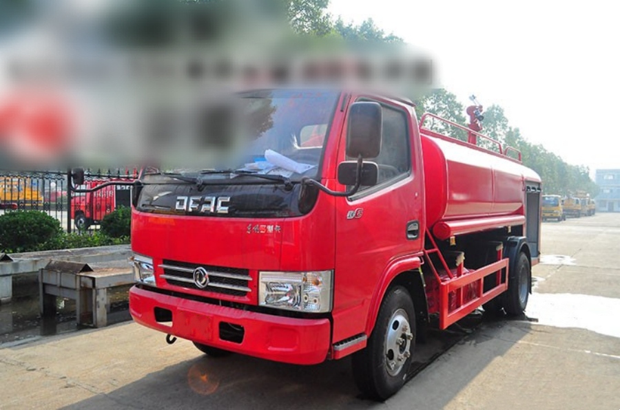 Dongfeng Duolika D6 Single-Axle Water Tanker Fire Truck – A Firefighting Expert!