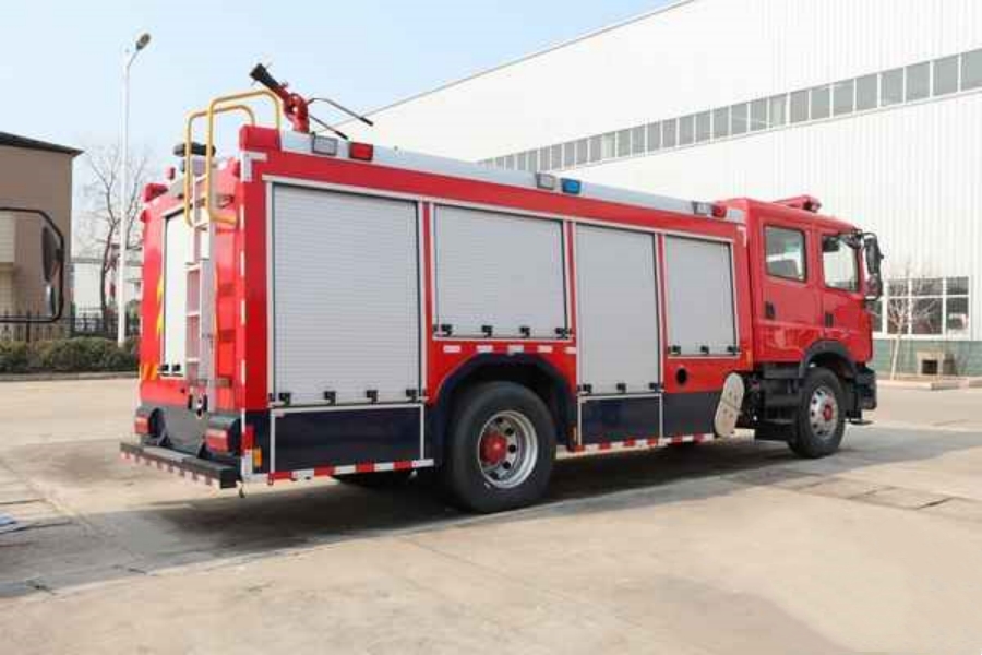Dongfeng Duolika D9 Double-Cab Euro VI 5CBM Water Tanker Fire Truck – Purpose-Built! (2)